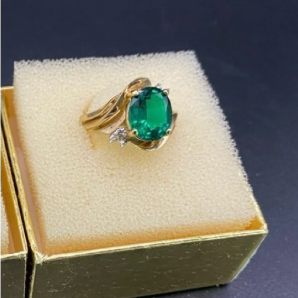 Gorgeous Vintage Lab Created Emerald 10k gold stamped ring size 7